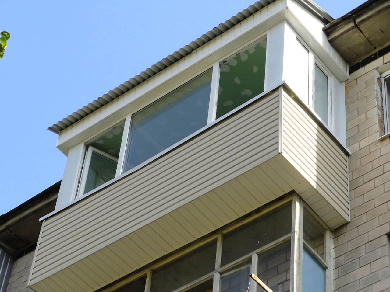 Остекление балкона с выносом - фото №1 Остекление балкона с выносом - фото №1